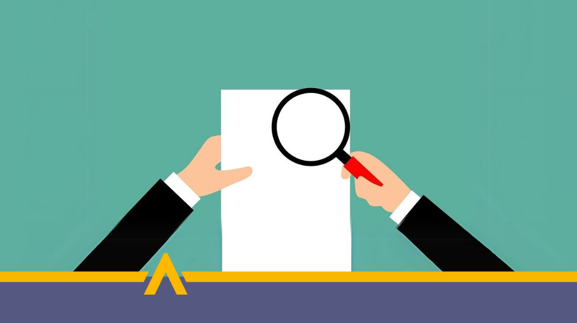 Rysunek przedstawiający dwie dłonie trzymające kartkę papieru i lupę na zielonym tle