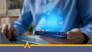 Osoba trzymająca smartfon z hologramem portfela cyfrowego i pieniędzy