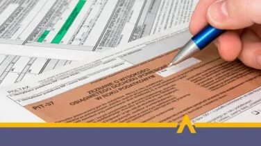 Proces uzupełniania danych w formularzu PIT do rocznego rozliczenia