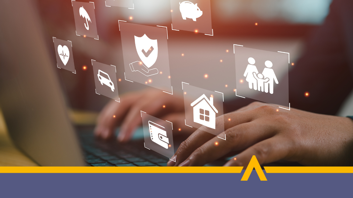 Osoba korzystająca z laptopa z wizualizacją cyfrowych ikon - dom, zdrowie, samochód, rodzina