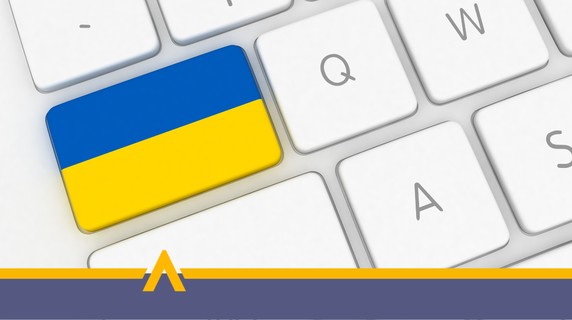 Klawisz z niebiesko-żółtą flagą Ukrainy na białej klawiaturze