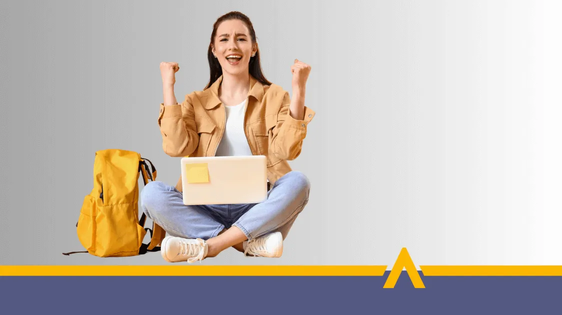 Uśmiechnięta młoda kobieta siedzi po turecku z laptopem na kolanach, ciesząc się z pozytywnej wiadomości